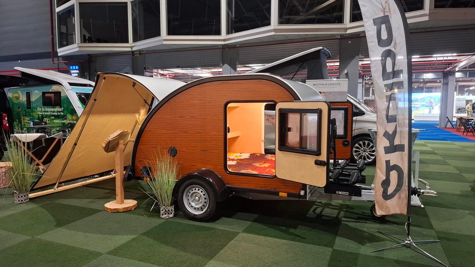 Kulba Woody met achterluifel over de buitenkeuken — bescherming bij het koken in weer en wind