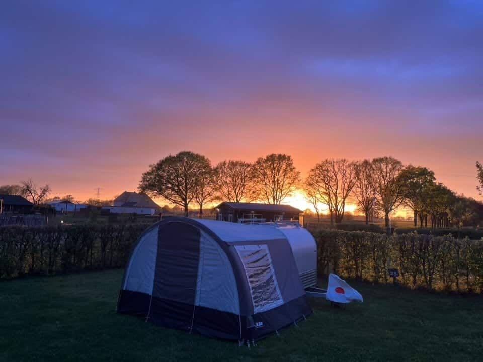 Kulba minicaravan met opblaasbare voortent op de camping — extra leefruimte en beschutting
